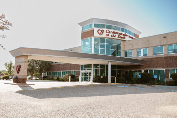 Modern medical facility dedicated to heart and venous disease health, featuring a large sign for 