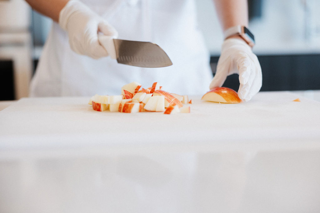 A cardiac rehab chef chopping apple slices